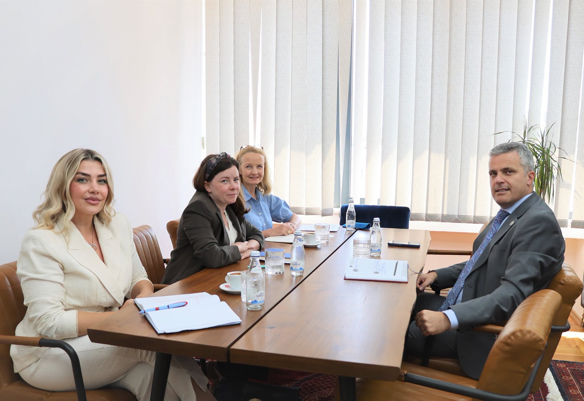 Gashi pret përfaqësuesit e Ambasadës Britanike, në fokus reformat në drejtësi