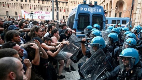 ​Vdes në duart e policisë italiane gjatë arrestimit një maroken, shpërthejnë protestat, dhjetëra policë të plagosur