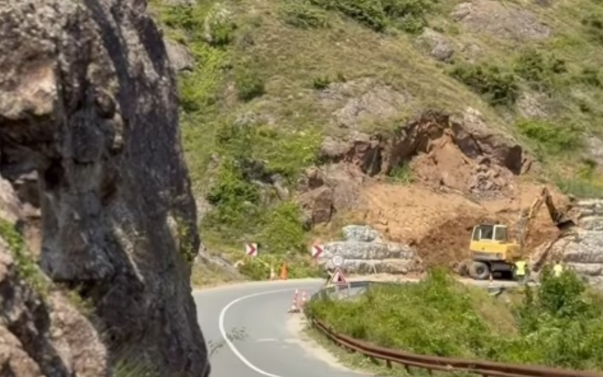 Ministria e Infrastrukturës: Vazhdon sanimi i rrugës Mitrovicë–Bajgorë, planifikohet edhe rehabilitimi i plotë i segmentit