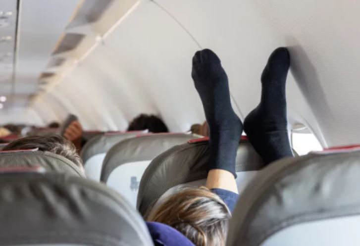 Mos vishni çorape të zeza në aeroplan, kjo është arsyeja
