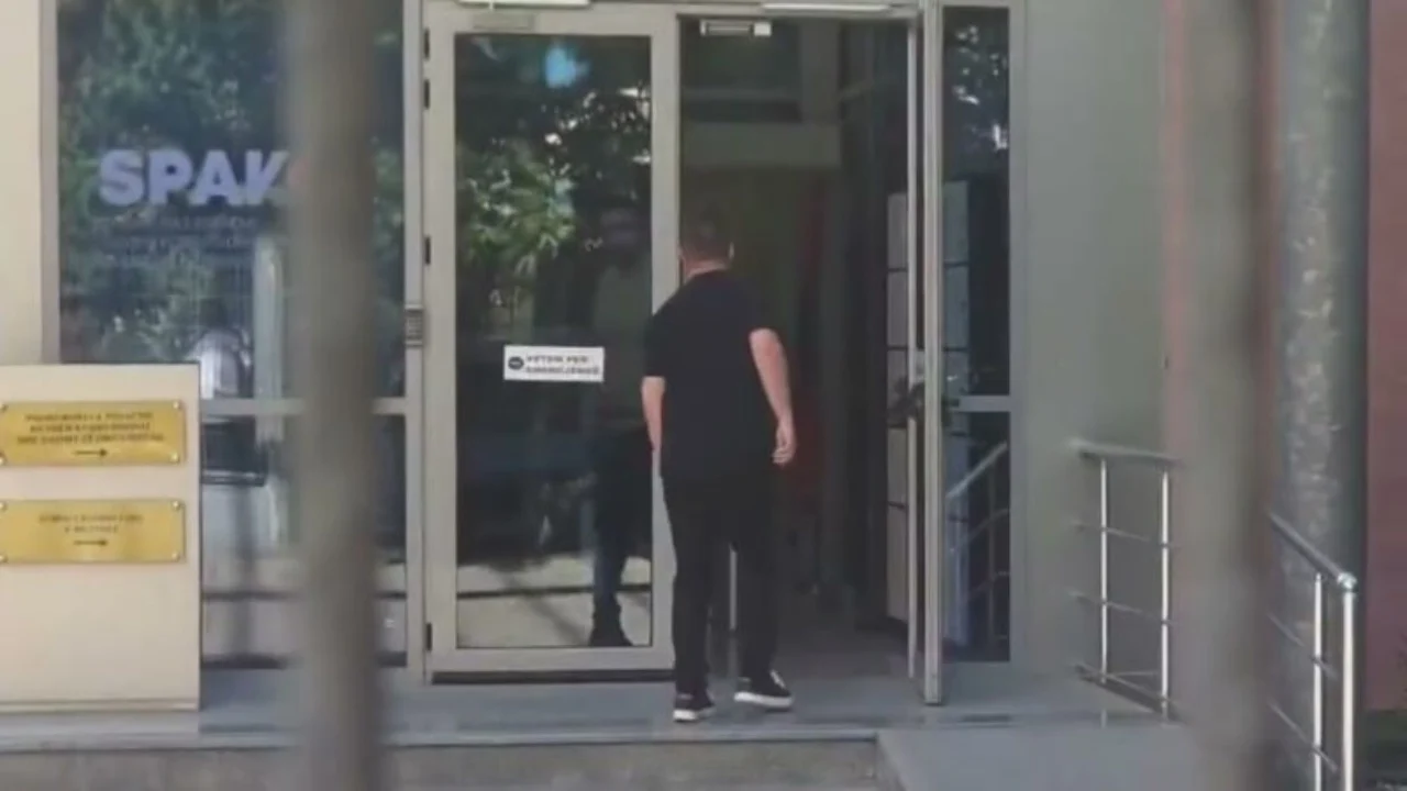 I akuzuar për shkelje në procedurat e prokurimit publik, shtyhet seanca paraprake për Erjon Isain