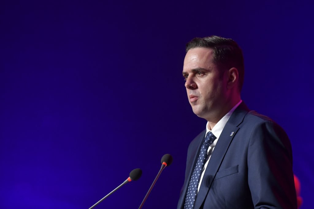 “Mos hyni në aventura” – Tahiraj ka një mesazh për nënshkruesit kundër Abdixhikut