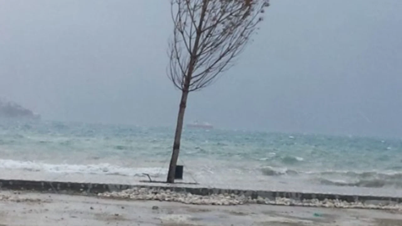 Moti i keq në vend/ Tetë raste rreziku në Sarandë, fundosen dy skafe, mjete të tjera lundruese zhvendosen