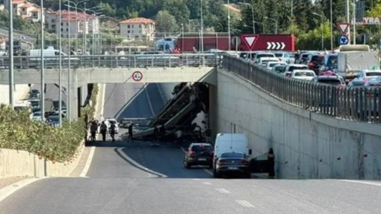 Aksident i rëndë te rrethrrotullimi i TEG, betonieria bie nga lartësia, nuk dihet nëse ka viktima