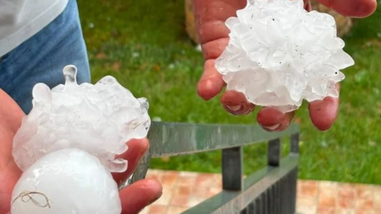 Pamje apokaliptike në Itali, breshëri sa një top tenisi