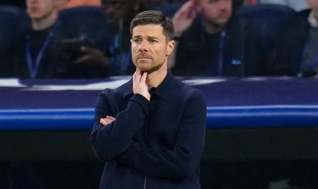 Xabi Alonso i tregon derën mbrojtësit të Chelseat