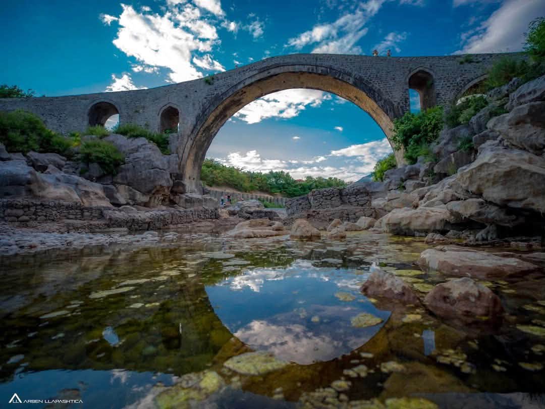 Lumi i Kirit&hellip;q&euml; kalon n&euml;p&euml;r Prekal e tani n&euml;n Ur&euml;n e Mesit, n&euml; k&euml;t&euml; periudh&euml; shteron pothuajse...