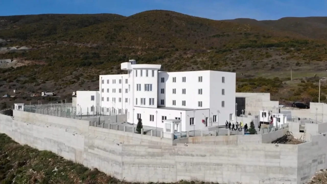 U dënua për dhunë në familje, 34-vjeçarja arrestohet në Rinas dhe dërgohet në burg me foshnjën 7-muajshe