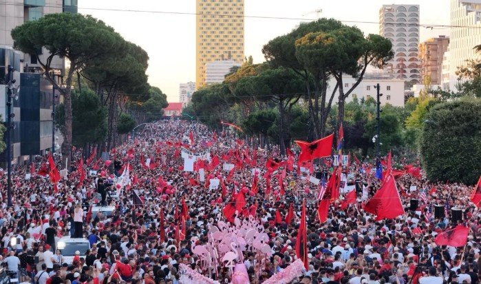 LIVE/ Vijon revolta antiqeveritare, dita e 53-të e protestës: Sheshi “Skënderbej” mbushet sërish me qytetarë