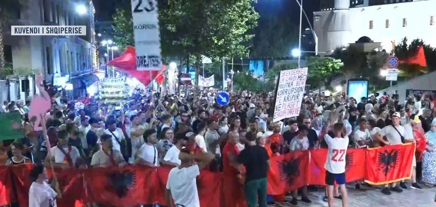 Përfundon protesta e 53-të kundër Edi Ramës, qytetarët mbyllin
