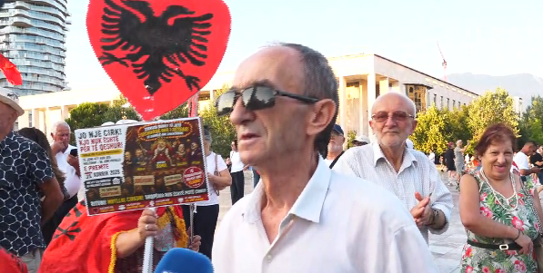 “Saliu dhe deputetët e opozitës të ngujohen në Parlament”/ I moshuari: Marr 10 mijë lekë pension, detyrohem të punoj në të zezë. Jam në gjyq