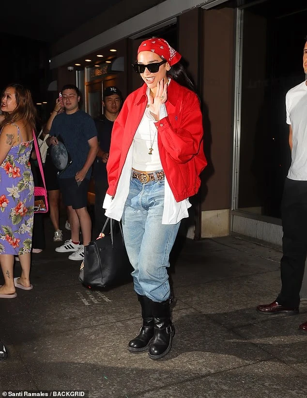Dua Lipa fotografohet duke dalë nga studioja e regjistrimit në New York