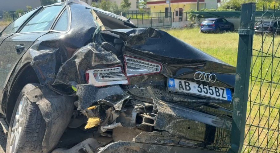 “Audi” përplaset me një mur rrethues dhe dy automjete të parkuara, plagoset rëndë 31-vjeçari në Lezhë!