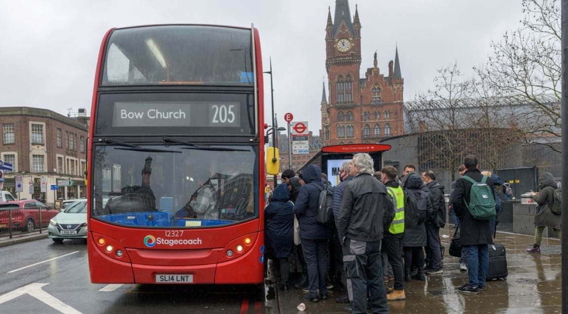  Kryeministri i ri britanik nis masat për koston e jetesës, ul çmimet e biletave të autobusit