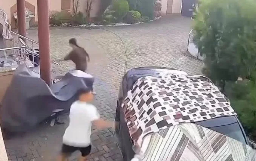 Stuhia e djeshme  Momenti kur dy të rinj shpëtojnë për pak sekonda në Shkup