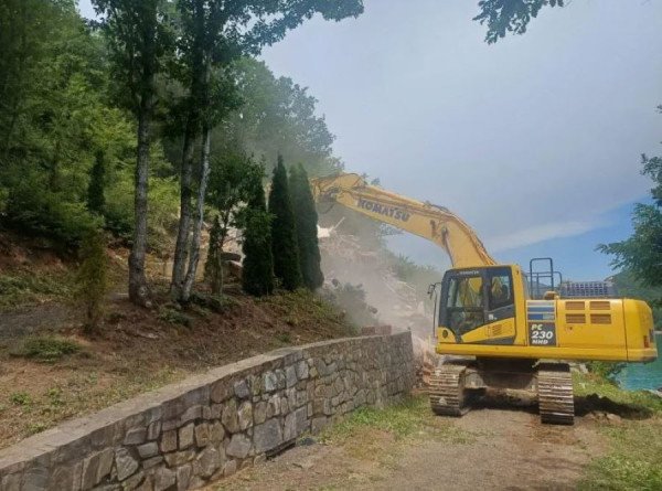 ​Edhe ambasada italiane i bashkohet shqetësimit të BE-së për rrënimin e shtëpive pranë Ujmanit