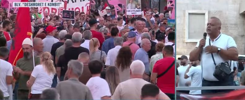 “Na ka vajtur thika në palcë”- Qytetari nga sheshi i protestës: Ky është uragan që djeg, është sheshi i i halleve të shqiptarëve!