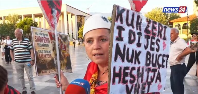 Shqiptarët në shesh kundër Ramës/ “4.2 mln euro për Kanye Wast, Shqipëria pa ilaçe dhe me rrugë të shkatërruara”, protestuesja: Na quan korba e sorra, e turpshme. Parlamenti nuk na përfaqëson