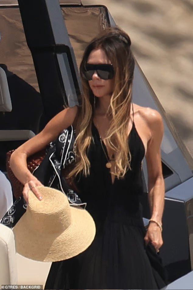 Victoria Beckham shkëlqen me stil gjatë pushimeve luksoze në Ibiza, bashkë me Davidin dhe familjen