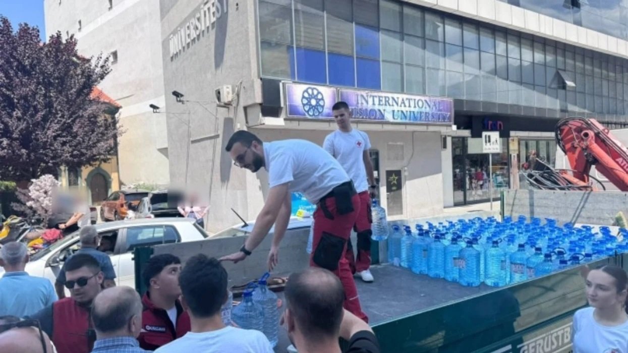 Kryqi i Kuq hap llogari për donacione, kërkon mbështetje për banorët e Gostivarit