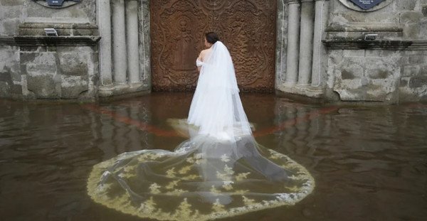 ​“U martuam gjatë një tajfuni”, fotot u bën virale