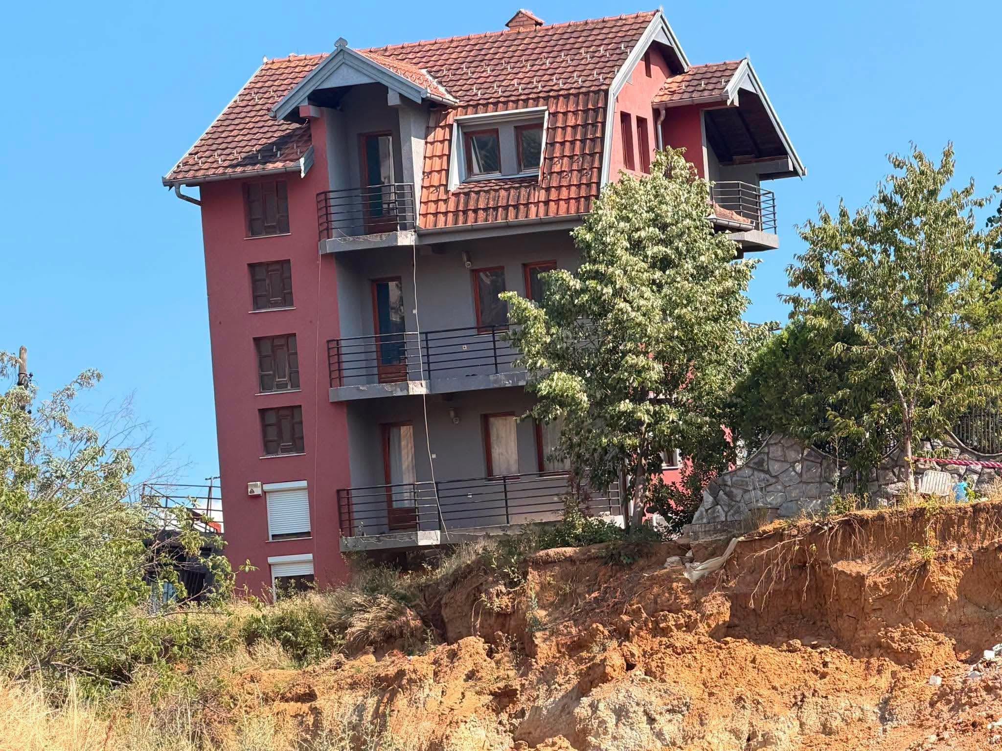 Nis rrënimi i shtëpisë që rrezikonte të shembej nga punimet në “Rrugën A”