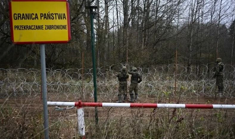 Ushtarët polakë dhe gjermanë përforcojnë së bashku kufirin e Polonisë me Rusinë
