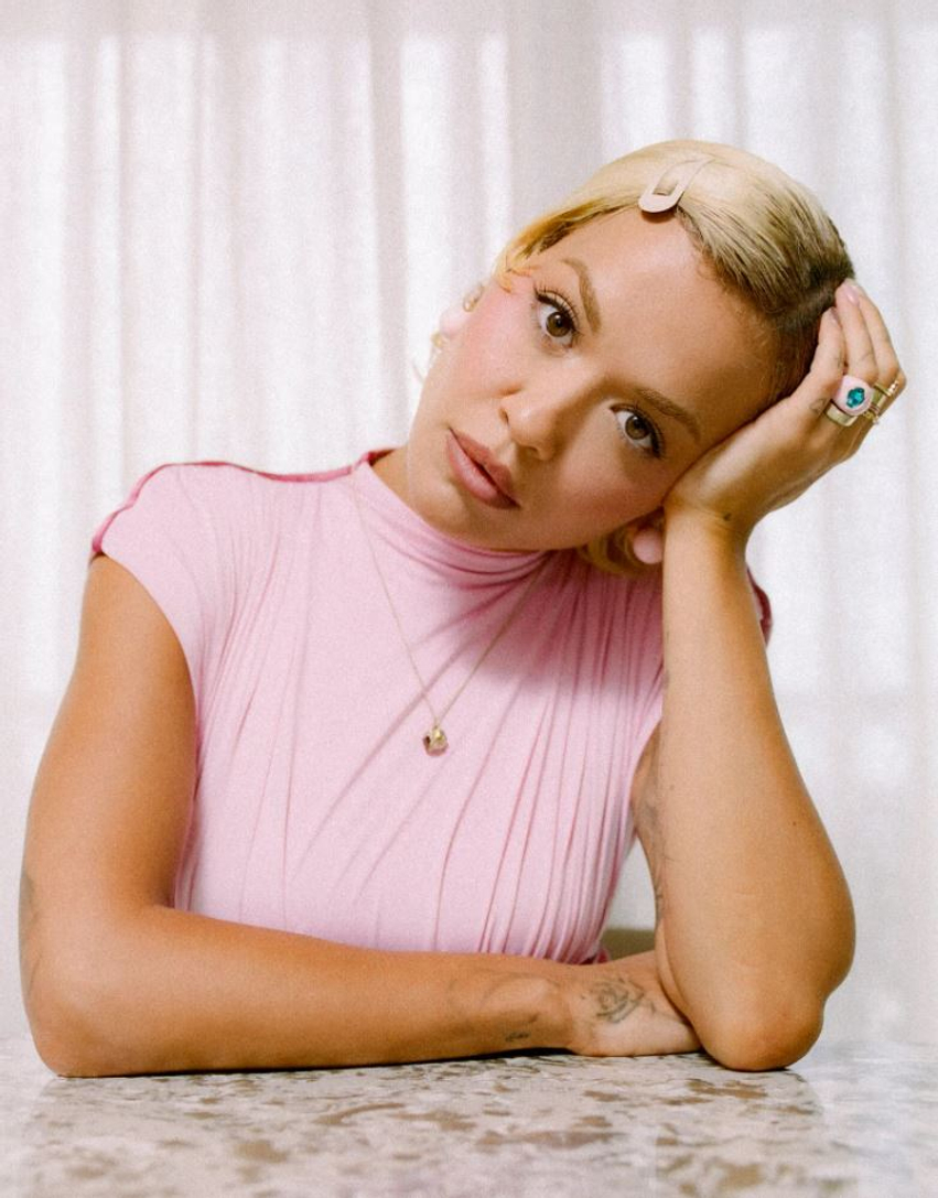 Nga gjyshja te kristalet  Rita Ora tregon lidhjen me traditat shqiptare