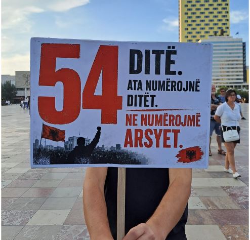 Dita e 54-t e protestës, qytetarët parulla ironike për politikën: Llogaridhënia është detyrë! Ata shpresojnë të dorëzohemi, por ne sa bëhemi më të fortë