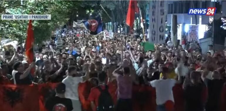Shqiptarët nuk ndalen, nga tubimi para Kuvendit në orët e para të mëngjesit, te marshimi në rrugët e Tiranës: Ju erdhi fundi. Parlament i krimit