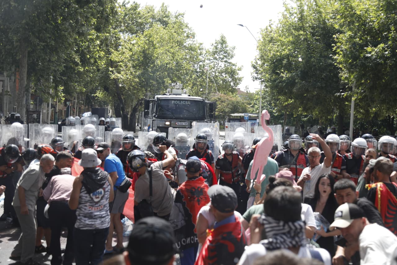 Tensionet mes qytetarëve dhe policisë në protestën para Parlamentit, shoqërohen 23 persona në Komisariat