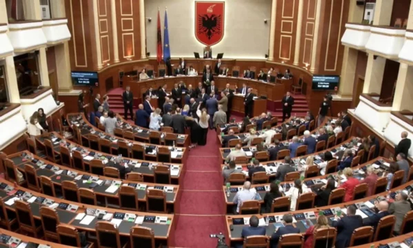 Hodhi ujë drejt Edi Ramës  deputeti i PD së Gazment Bardhi përjashtohet nga seanca