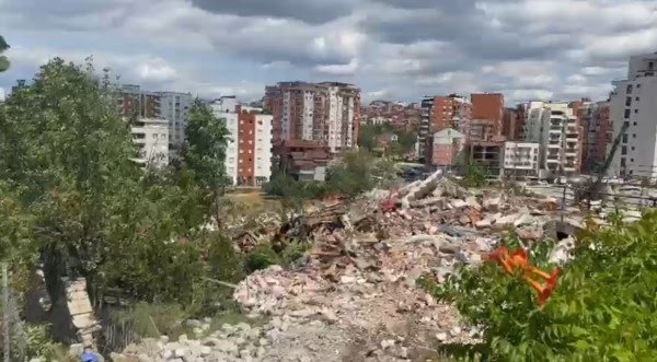 Prishtina rrënon një shtëpie në “Rrugën A”, fqinji kundërshton ndërhyrjen