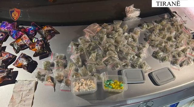 Mbi 300 doza drogë në rrugët e Tiranës/ Arrestohet 16-vjeçari, sekuestrohen kokainë dhe kanabis