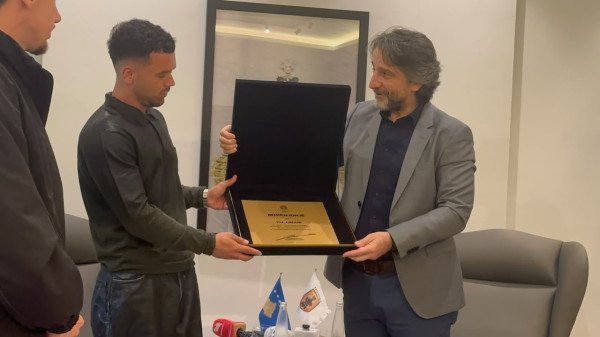 Përparim Rama i ndan mirënjohje Yll Limanit për promovimin e muzikës shqiptare