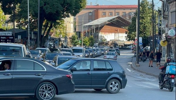 ​Punimet bllokojnë rrugën “Ilir Konushevcin”, kolona të gjata në zemër të Prishtinës
