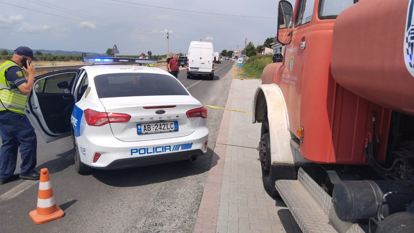 Aksident tragjik në aksin Peqin Elbasan  furgoni përplas për vdekje një këmbësor