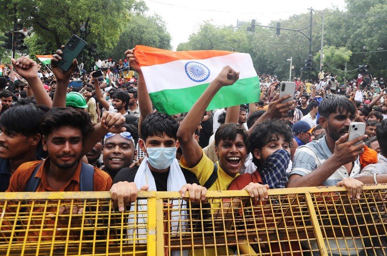 Ministri indian i arsimit jep dorëheqjen pas protestave masive të të rinjve