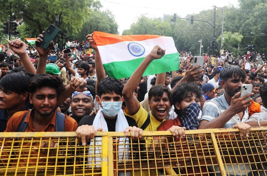 ministri-indian-i-arsimit-jep-doreheqjen-pas-protestave-masive-te-te-rinjve