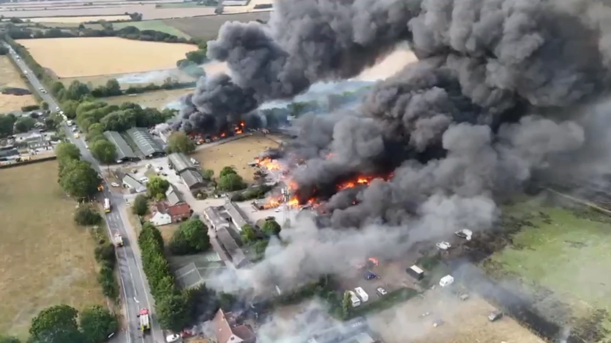 Shpërthim i fuqishëm në një objekt industrial në Britani, mbi 100 zjarrfikës në terren