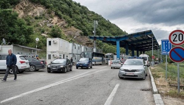 ​Mërgimtarët po presin deri në 50 minuta në pikën kufitare Dheu i Bardhë