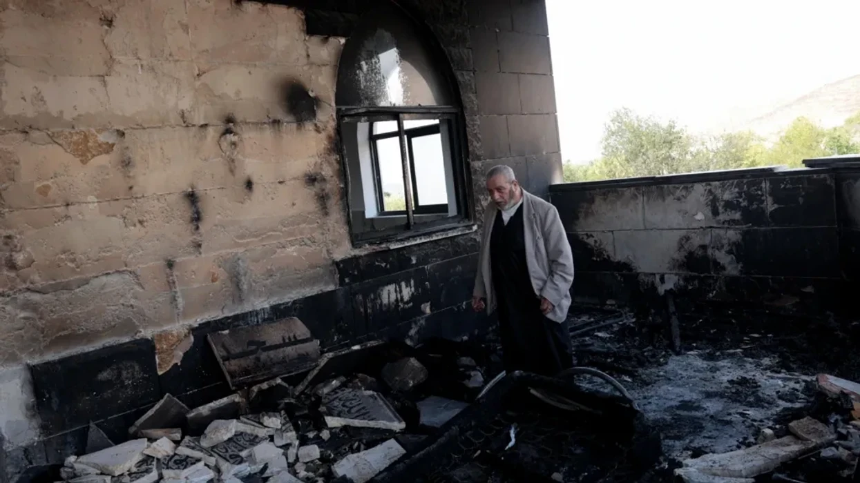 Kolonët izraelitë i vunë flakën xhamive, makinave dhe tokave bujqësore në Bregun Perëndimor, thonë palestinezët