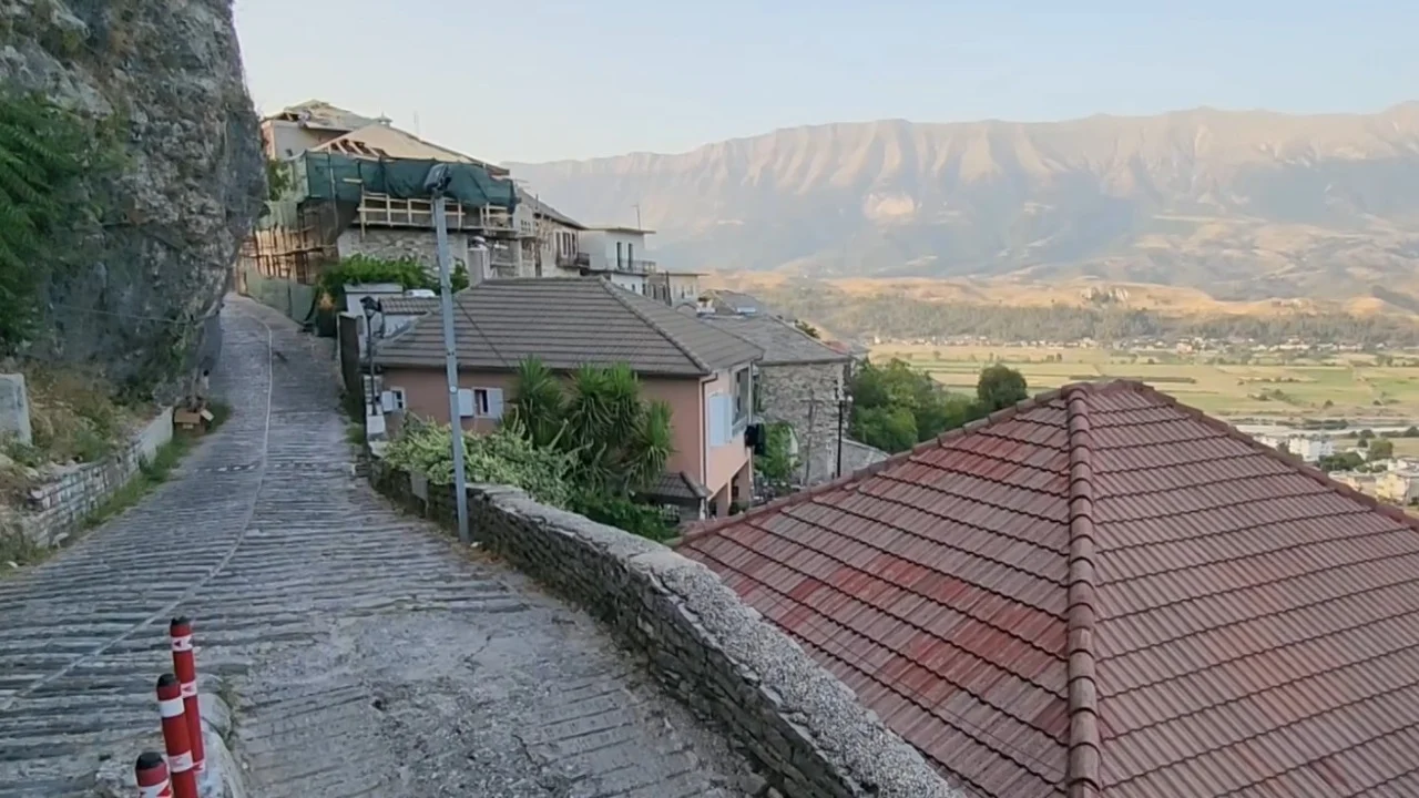Rruga rrezikon shtëpinë, rrëshqitja e tokës ka alarmuar të moshuarën që jeton e vetme në Gjirokastër