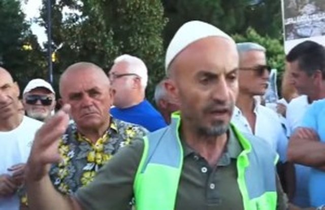 “U shoqërova për thirrjen ‘Edi Rama i pabesë’”- Lirohet Arben Kola, aktivisti: Policia shantazhon protestuesit