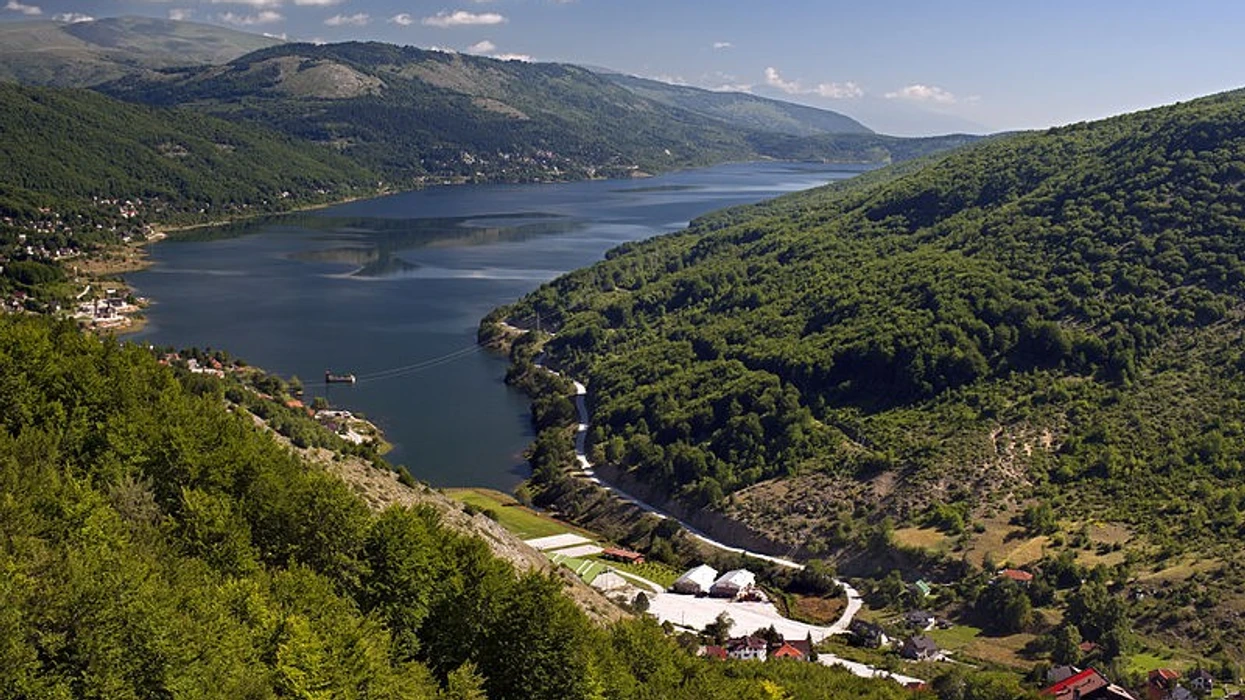 Uji në Mavrovë nuk është i sigurt për pije