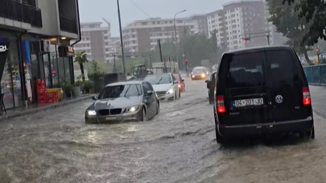 Reshjet e dendura vërshojnë urën te Parku i Qytetit në Prizren