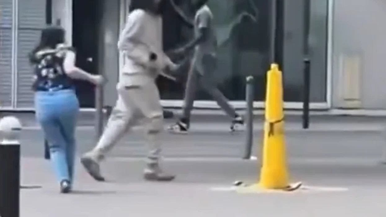 Burri sulmon me thikë tre gra në Paris, ndalet nga një polic