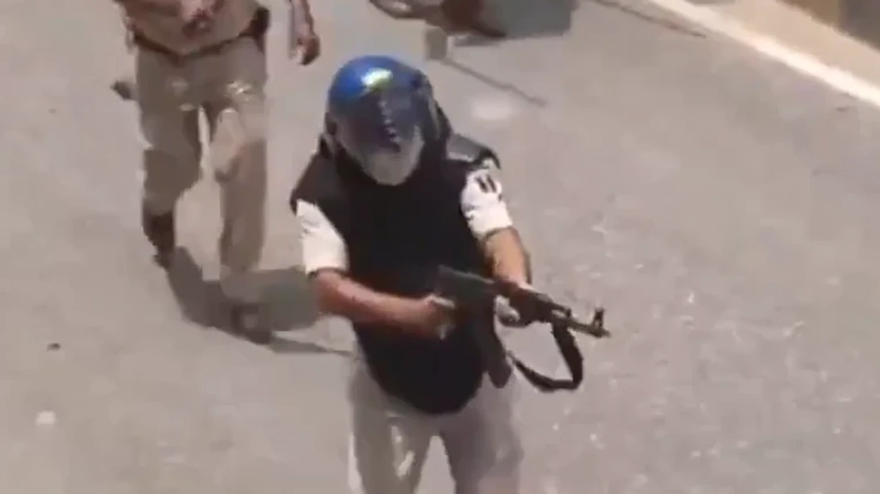 Pamje tronditëse nga India, polici nxjerr AK-47 dhe qëllon ndaj protestuesve