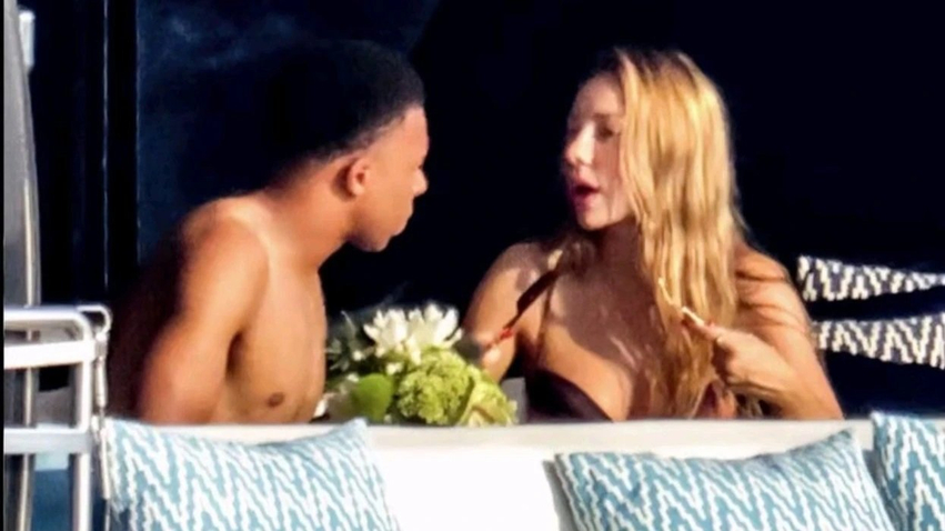 Kylian Mbappe dhe aktorja spanjolle Ester Exposito fotografohen së bashku në një jaht luksoz në Sardenjë