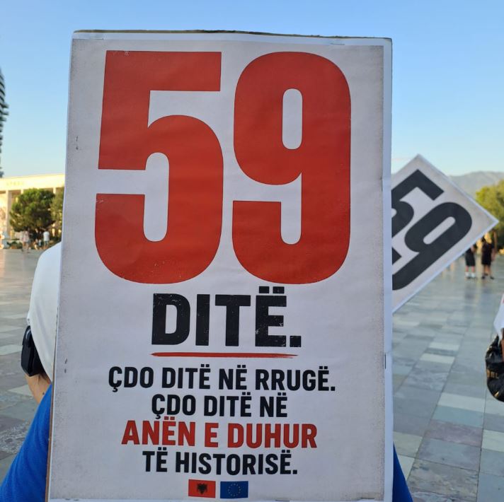 “Revolucion!”/ Nis marshimi i qytetarëve drejt Kryeministrisë, protestuesit thirrje në kor: Ju erdhi fundi!